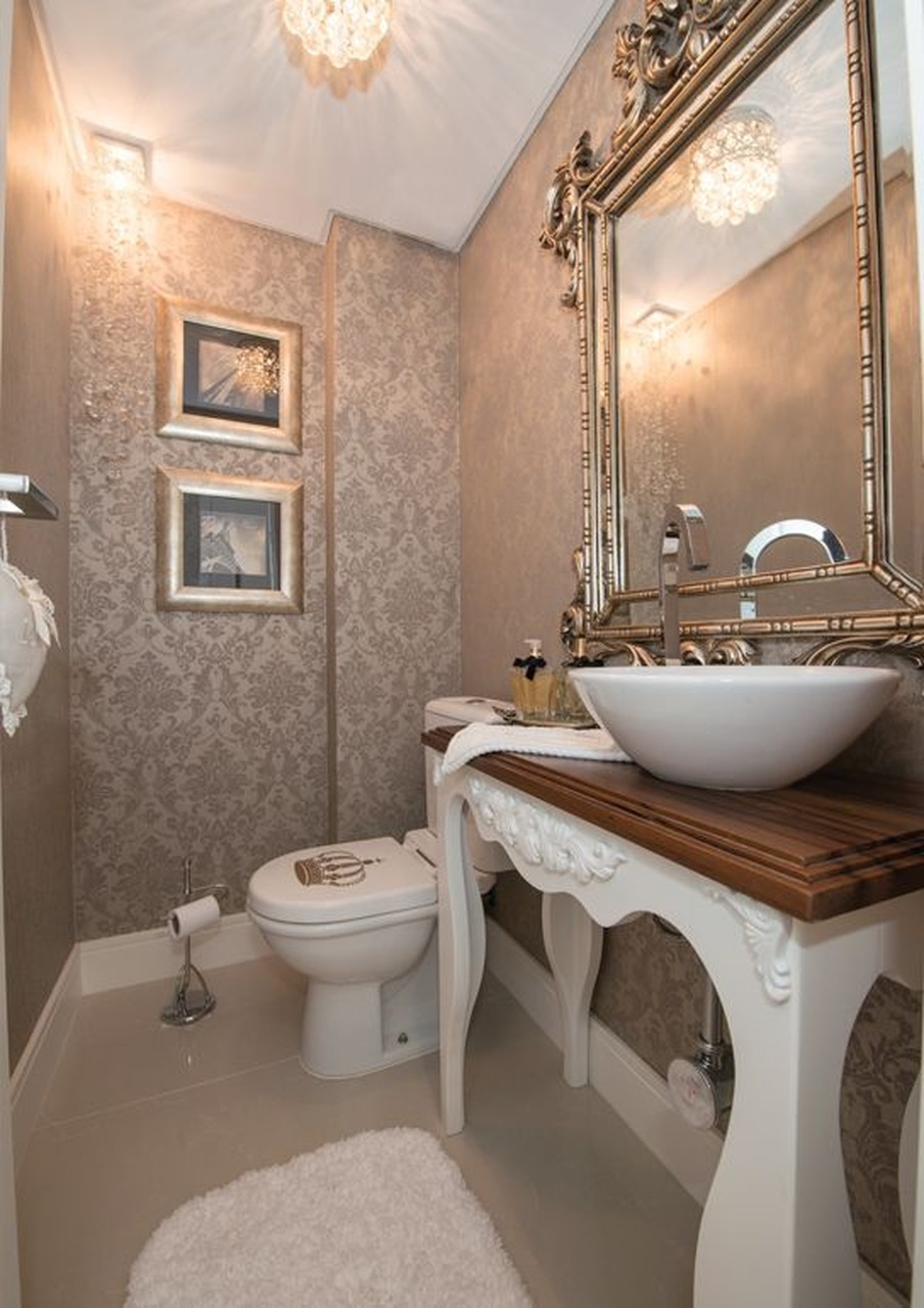 Lindo banheiro com papel de parede arabesco